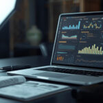 Laptop moderno sobre mesa executiva exibindo dashboards financeiros automatizados com gráficos, relatórios contábeis e calculadora ao lado