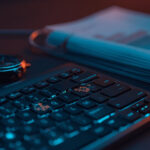 Teclado moderno com ícones de automação iluminados, cronômetro cromado e relatórios de análise com gráficos crescentes em fotografia de estúdio