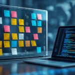 Mesa de escritório moderna com quadro kanban transparente, notas adesivas coloridas e laptop exibindo código de programação representando automação ágil